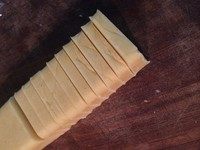 鲜香草黄油饼干,取出切厚约0.7mm片,如果太硬会碎就室温净置片刻再切。