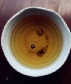 花香红豆马蹄糕,用菊花和桂花先煮一份水,煮后过滤一遍