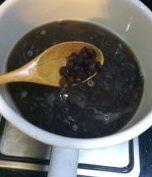 花香红豆马蹄糕,红豆买回来浸泡后再用压力锅压软,可以加点冰<a style='color:red;display:inline-block;' href='/shicai/ 10588'>糖</a>一起压,不要煮的太烂,把水去掉备用