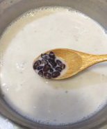 花香红豆马蹄糕,模具底部、四周都抹上油;大火烧开水,用一般的汤勺舀两勺菊花茶生熟浆倒入模具中;加盖,大火蒸约2-3分钟至凝固;然后再铺上一层红豆