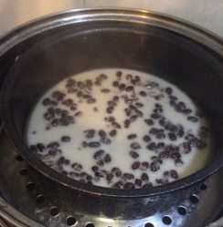 花香红豆马蹄糕,打开盖,这次是妥两勺椰汁生熟浆倒在表面,再次加盖,蒸约3分钟至凝固