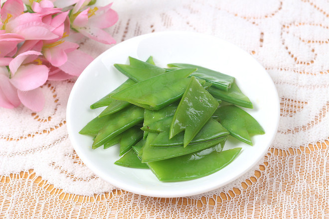 小熊礼物便当,<a style='color:red;display:inline-block;' href='/shicai/ 81'>荷兰豆</a>去筋切段,下炒锅翻炒,加食盐和耗油调味