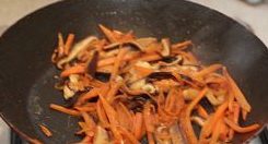 板豆腐松软欧姆蛋,胡萝卜丝和香菇片都炒熟了放入清酒和<a style='color:red;display:inline-block;' href='/shicai/ 692'>酱油</a>，盐搅拌均确认混合好