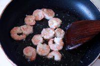 川味腰果虾球,锅里倒入油,中火加热5成热时放入虾仁滑开,虾仁变色成球捞出,控油备用。