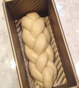 奶油小吐司,揉圆松驰15分钟,将4个大的面团一组,8个小的面团两组,分别搓成长条,把四根面团的上端捏紧,重复三个步骤4过2、1过3、2过3,直至编完,下端捏紧