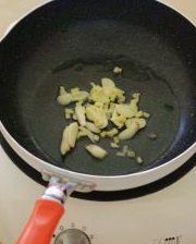 农家小炒肉,锅烧热,倒入少许油,油热后,放入姜蒜末爆香;