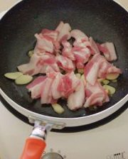 农家小炒肉,倒入切片的五花肉;
