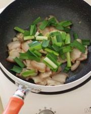 农家小炒肉,翻炒至五花肉变色,加入<a style='color:red;display:inline-block;' href='/shicai/ 3348'>青蒜</a>;
