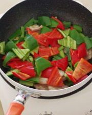 农家小炒肉,翻炒均匀,加入青红椒;