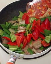 农家小炒肉,继续炒匀,加入<a style='color:red;display:inline-block;' href='/shicai/ 803'>剁椒</a>;
