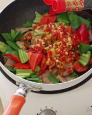 农家小炒肉,加入<a style='color:red;display:inline-block;' href='/shicai/ 788'>生抽</a>;