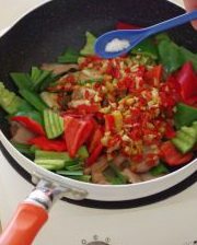 农家小炒肉,加入少许<a style='color:red;display:inline-block;' href='/shicai/ 756'>鸡精</a>,翻炒均匀即可。