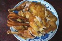 酱油鸡,然后切鸡腿和鸡翅,最后将鸡胸肉盖在最上面。