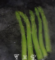 腊味煲仔饭,趁这个时间就开始切<a style='color:red;display:inline-block;' href='/shicai/ 157'>小葱</a>花,焯露笋,广东菜有些是很随机的,里边放什么蔬菜都可以,正好家里有这个我就放这个,朋友们也可以放芥兰,菜心,西兰花啥的,反正别放茄子什么的就可以了,6.7都是切菜的图就不传了