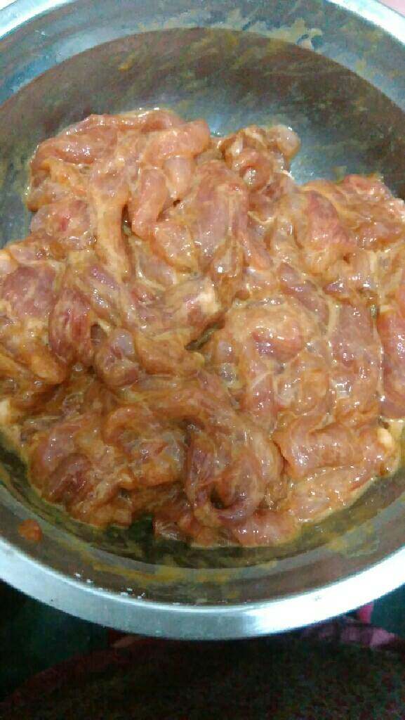 水煮肉片,<a style='color:red;display:inline-block;' href='/shicai/ 429'>瘦肉</a>切片，用一个<a style='color:red;display:inline-block;' href='/shicai/ 9'>鸡蛋</a>清，淀粉，盐，<a style='color:red;display:inline-block;' href='/shicai/ 721'>蚝油</a>腌制半小时