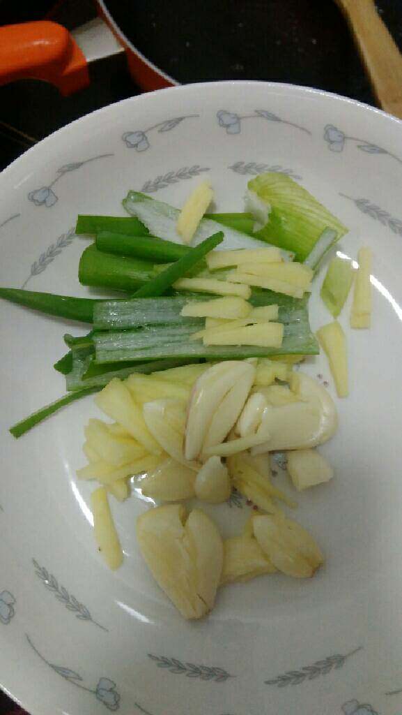 水煮肉片,葱姜蒜切片，小葱切粒