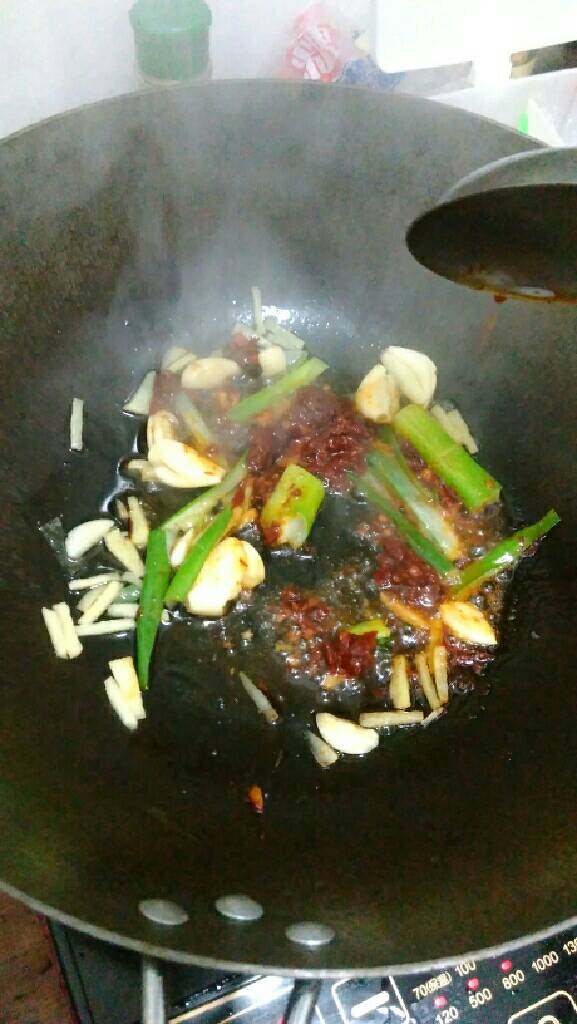 水煮肉片,锅热油，放入葱姜蒜片，豆瓣酱炒出红油，加适量高汤或清水