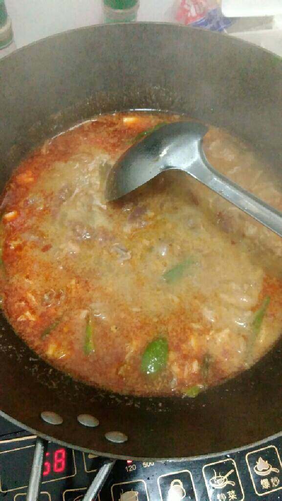 水煮肉片,把肉一片片放入锅里，煮两分钟