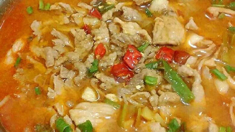 水煮肉片,捞出，撒上<a style='color:red;display:inline-block;' href='/shicai/ 62'>辣椒</a>粒和<a style='color:red;display:inline-block;' href='/shicai/ 12043'>花椒粉</a>，香葱末，锅重新热点油，烧热后淋在碗里即可