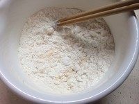 蜜红豆饼,加入面粉后一边加牛奶（常温）一边朝一个方向搅拌