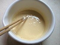 蜜红豆饼,搅拌直到变成糊糊,加入1g以内的即发酵母,继续搅拌均匀,静置20分钟,等其稍微发酵。加酵母的目的是使饼皮松软,延展性更好,不容易破裂