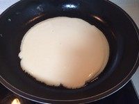 蜜红豆饼,平底锅内搽一层油,用无盐黄油最香,但我用了普通粟米油,不想太油腻。小火,倒一勺糊糊在锅子中央,轻轻摆动平底锅,使面糊流动成更薄的圆形