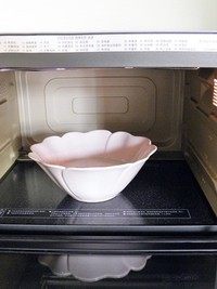 驴打滚(微波炉版),面糊放入微波炉,高火2分钟,然后拿出来翻拌几下,再高火2分钟。