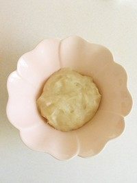 驴打滚(微波炉版),微波好的面团拿出来稍稍放凉。