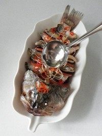 麒麟鲈鱼,另起一锅倒油烧至7成热,将热油淋在鱼上就可以了。
