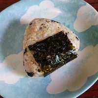 金枪鱼海苔饭团,贴上海苔片，完成