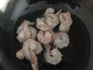 腰果虾仁,油三成热的时候滑一下虾仁,变色后盛出