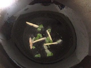 腰果虾仁,重新做锅,煸香葱姜