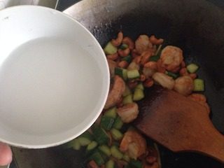 腰果虾仁,淋入少许水淀粉,就可以出锅了。