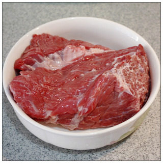 牛肉干笋臊子,洗净<a style='color:red;display:inline-block;' href='/shicai/ 216'>牛肉</a>。