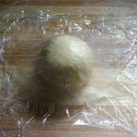 香葱咸饼干,滚圆后,盖上保鲜膜,静置松弛15分钟。