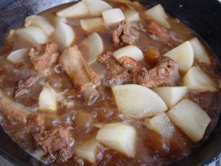 白萝卜烧排骨,加蚝油、盐,转中小火烧二十分钟,待汤汁浓稠,加两勺白糖(红糖更佳)、鸡精,再烧五分钟,即可出锅食用。