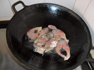 豆豉烧鱼块,炒锅倒油烧热下入姜丝、鱼块煎制;