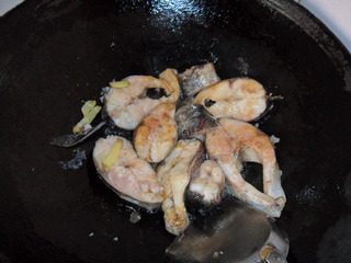 豆豉烧鱼块,一面煎好翻面继续煎,煎至焦黄;