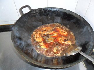 豆豉烧鱼块,加刚好淹没鱼块的水,加盖烧10分钟;