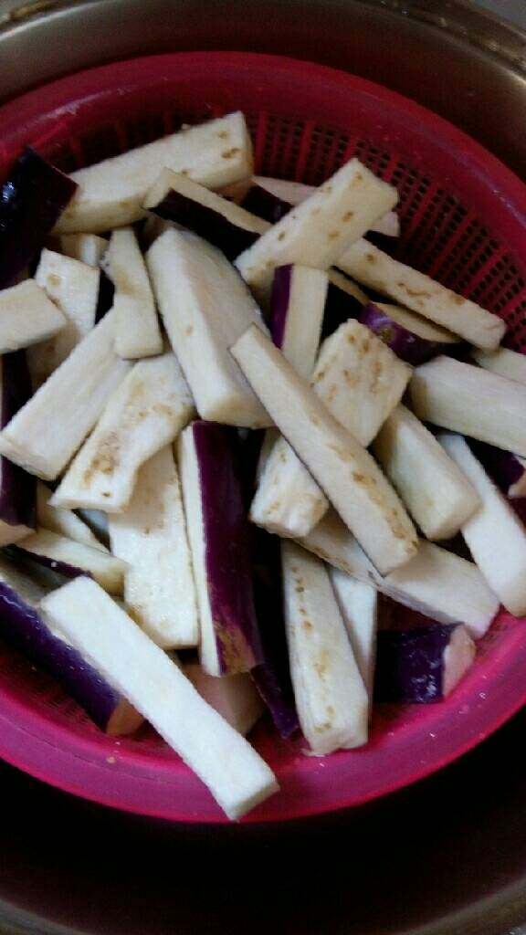 茄子,<a style='color:red;display:inline-block;' href='/shicai/ 58'>茄子</a>切条，放入盐，让<a style='color:red;display:inline-block;' href='/shicai/ 58'>茄子</a>出水