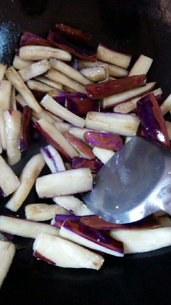 茄子,放油先炒茄子，炒软装盆