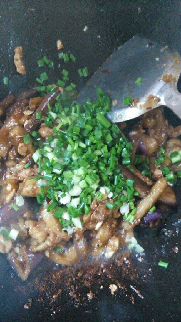 茄子,最后放入葱炒几下就可以了