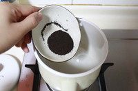 可可肉桂奶茶,饮用水倒入奶锅中,煮开后加入红茶碎,小火煮至香气飘出。