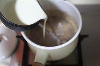 可可肉桂奶茶,最后加入<a style='color:red;display:inline-block;' href='/shicai/ 8197'>淡奶油</a>,煮30秒。期间不断搅拌。