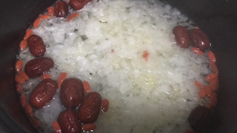 红枣银耳羹, 把全部东西都拿进去煮 半小时即可煮到出胶。