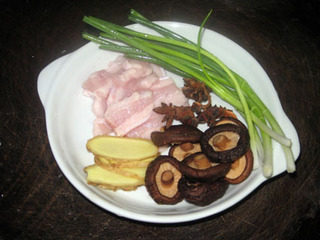 红扒野鸭,将<a style='color:red;display:inline-block;' href='/shicai/ 428'>五花肉</a>切片、姜切片,香菇发好,葱洗净。