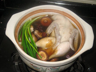 红扒野鸭,砂锅里加水,加入五花肉,水发香菇,八角,姜片,葱。加料酒,盐、生抽、老抽、白糖等,然后大火烧开,文火炖一个半小时。