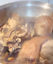 可乐话梅蹄膀,水烧沸后,盖上锅盖,转小火让锅内水保持沸腾,慢慢炖煮一个半小时。