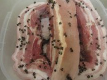 川味烟熏腊肉,腌2-3天入味,中途翻动几次。