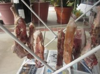 川味烟熏腊肉,穿上绳子挂在阴凉处,吹两天让肉表面干燥收紧。